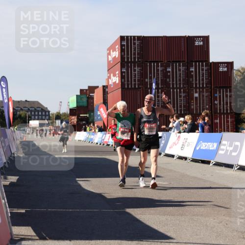 03.10.2025 - Köhlbrandbrückenlauf Lena Gebhardt http://msf.ph/oto/9081893 03.10.2025 13:48:10 Ziel 6164, 6165 meine-sportfotos.de