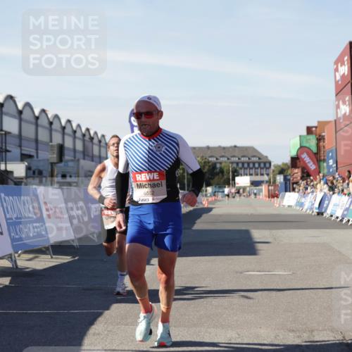 03.10.2025 - Köhlbrandbrückenlauf Jannik Wohlers http://msf.ph/oto/9081912 03.10.2025 12:50:57 Ziel 4072, 6216, 6552 meine-sportfotos.de