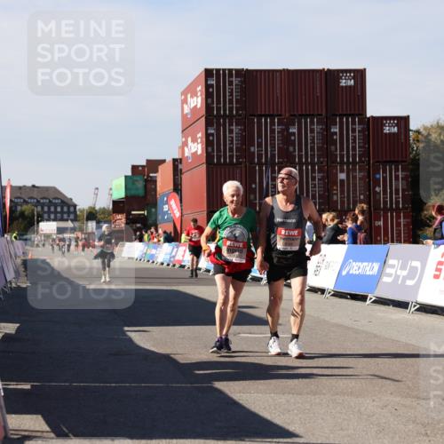 03.10.2025 - Köhlbrandbrückenlauf Lena Gebhardt http://msf.ph/oto/9081920 03.10.2025 13:48:11 Ziel 5735, 6164, 6165 meine-sportfotos.de
