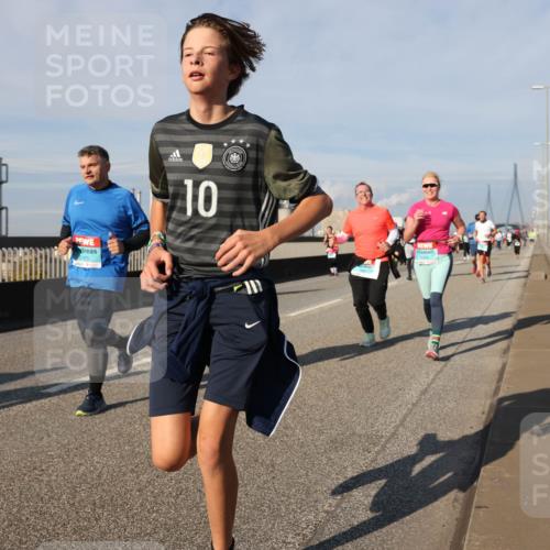 03.10.2025 - Köhlbrandbrückenlauf Lena Gebhardt http://msf.ph/oto/9081923 03.10.2025 10:04:23 Position 2 3163, 10 meine-sportfotos.de