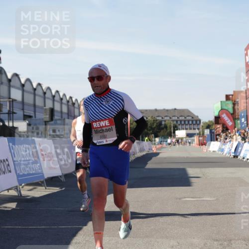 03.10.2025 - Köhlbrandbrückenlauf Jannik Wohlers http://msf.ph/oto/9081928 03.10.2025 12:50:57 Ziel 4072, 6216, 6552 meine-sportfotos.de