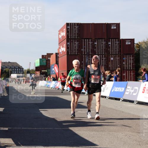 03.10.2025 - Köhlbrandbrückenlauf Lena Gebhardt http://msf.ph/oto/9081933 03.10.2025 13:48:11 Ziel 5735, 6164, 6165 meine-sportfotos.de