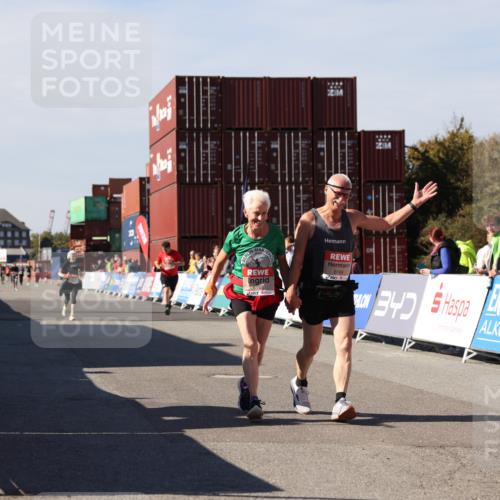 03.10.2025 - Köhlbrandbrückenlauf Lena Gebhardt http://msf.ph/oto/9081951 03.10.2025 13:48:12 Ziel 5735, 6164, 6165 meine-sportfotos.de