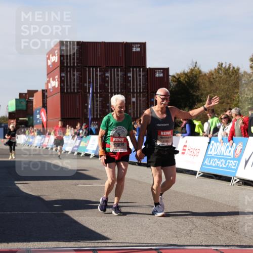 03.10.2025 - Köhlbrandbrückenlauf Lena Gebhardt http://msf.ph/oto/9081956 03.10.2025 13:48:12 Ziel 5735, 6164, 6165 meine-sportfotos.de