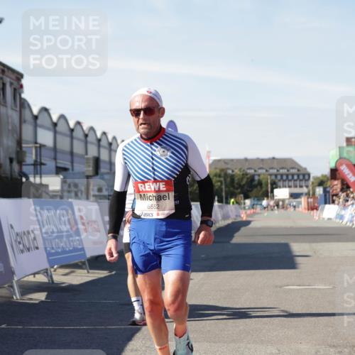 03.10.2025 - Köhlbrandbrückenlauf Jannik Wohlers http://msf.ph/oto/9081960 03.10.2025 12:50:57 Ziel 4072, 6216, 6552 meine-sportfotos.de
