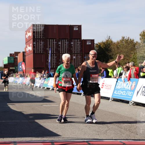 03.10.2025 - Köhlbrandbrückenlauf Lena Gebhardt http://msf.ph/oto/9081970 03.10.2025 13:48:12 Ziel 5735, 6164, 6165 meine-sportfotos.de