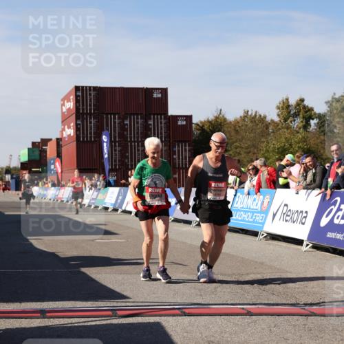 03.10.2025 - Köhlbrandbrückenlauf Lena Gebhardt http://msf.ph/oto/9081988 03.10.2025 13:48:13 Ziel 5735, 6164, 6165 meine-sportfotos.de