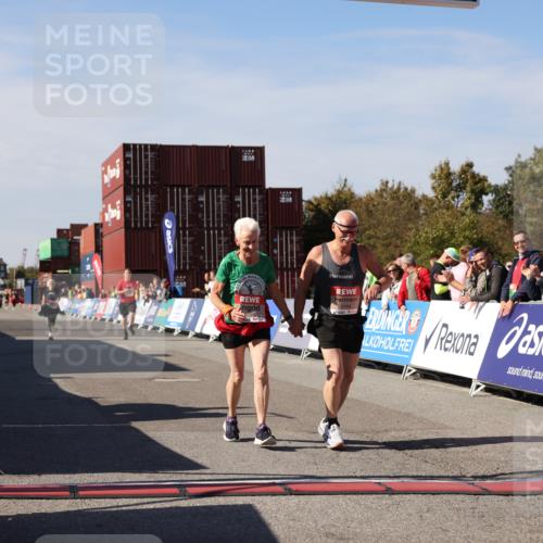 03.10.2025 - Köhlbrandbrückenlauf Lena Gebhardt http://msf.ph/oto/9081999 03.10.2025 13:48:13 Ziel 5735, 6164, 6165 meine-sportfotos.de