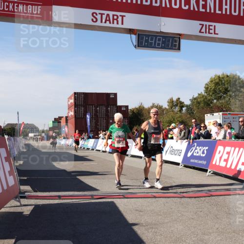03.10.2025 - Köhlbrandbrückenlauf Lena Gebhardt http://msf.ph/oto/9082010 03.10.2025 13:48:13 Ziel 5735, 6164, 6165 meine-sportfotos.de