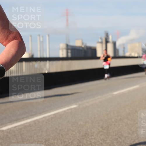 03.10.2025 - Köhlbrandbrückenlauf Lena Gebhardt http://msf.ph/oto/9082052 03.10.2025 10:04:25 Position 2  meine-sportfotos.de