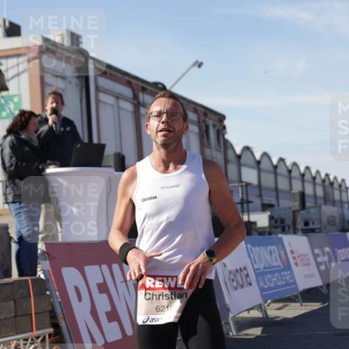 03.10.2025 - Köhlbrandbrückenlauf Jannik Wohlers http://msf.ph/oto/9082100 03.10.2025 12:50:59 Ziel 4072, 6216, 6552 meine-sportfotos.de