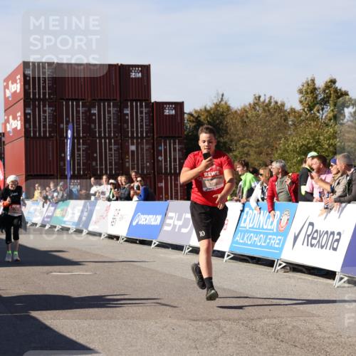 03.10.2025 - Köhlbrandbrückenlauf Lena Gebhardt http://msf.ph/oto/9082122 03.10.2025 13:48:17 Ziel 4824, 5735, 6164, 6165 meine-sportfotos.de