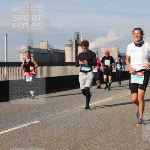 03.10.2025 - Köhlbrandbrückenlauf Lena Gebhardt http://msf.ph/oto/9082126 03.10.2025 10:04:27 Position 2 2319, 2001 meine-sportfotos.de