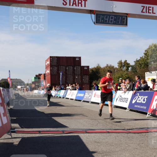 03.10.2025 - Köhlbrandbrückenlauf Lena Gebhardt http://msf.ph/oto/9082132 03.10.2025 13:48:17 Ziel 4824, 5735, 6164, 6165 meine-sportfotos.de