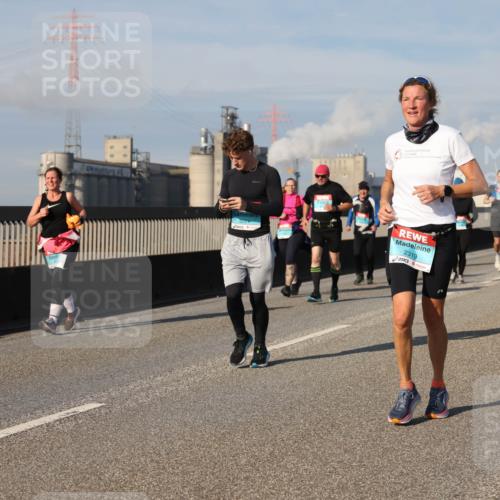 03.10.2025 - Köhlbrandbrückenlauf Lena Gebhardt http://msf.ph/oto/9082135 03.10.2025 10:04:27 Position 2 2319 meine-sportfotos.de