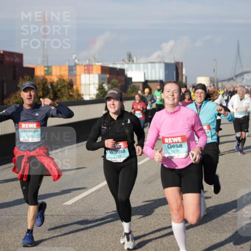 03.10.2025 - Köhlbrandbrückenlauf Jannik Wohlers http://msf.ph/oto/9082153 03.10.2025 10:05:17 Position 3 1976, 2114, 1977 meine-sportfotos.de