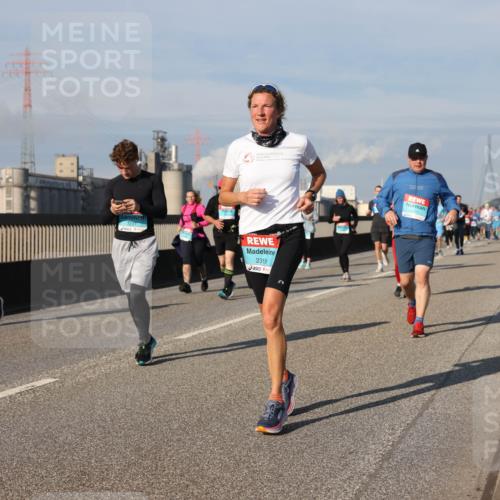 03.10.2025 - Köhlbrandbrückenlauf Lena Gebhardt http://msf.ph/oto/9082156 03.10.2025 10:04:27 Position 2 2319 meine-sportfotos.de