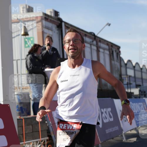 03.10.2025 - Köhlbrandbrückenlauf Jannik Wohlers http://msf.ph/oto/9082159 03.10.2025 12:50:59 Ziel 4072, 6216, 6552 meine-sportfotos.de
