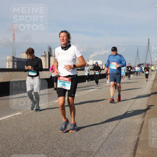 03.10.2025 - Köhlbrandbrückenlauf Lena Gebhardt http://msf.ph/oto/9082161 03.10.2025 10:04:28 Position 2 2319 meine-sportfotos.de