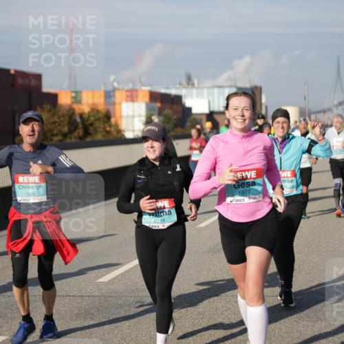 03.10.2025 - Köhlbrandbrückenlauf Jannik Wohlers http://msf.ph/oto/9082174 03.10.2025 10:05:17 Position 3 1976, 2114, 1977 meine-sportfotos.de