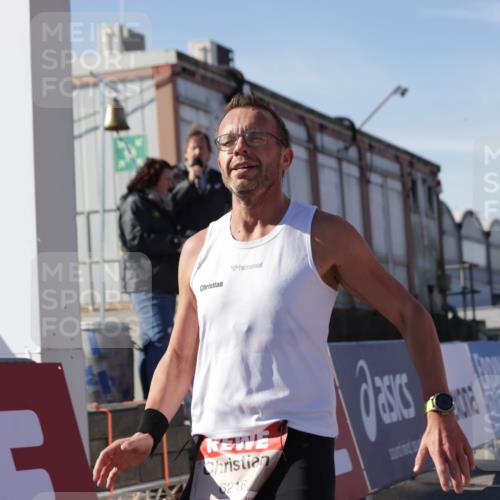 03.10.2025 - Köhlbrandbrückenlauf Jannik Wohlers http://msf.ph/oto/9082180 03.10.2025 12:50:59 Ziel 4072, 6216, 6552 meine-sportfotos.de