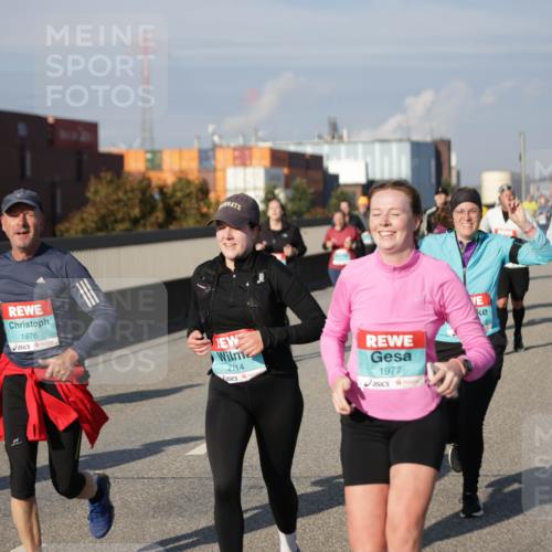 03.10.2025 - Köhlbrandbrückenlauf Jannik Wohlers http://msf.ph/oto/9082197 03.10.2025 10:05:17 Position 3 1976, 2114, 1977 meine-sportfotos.de