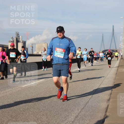03.10.2025 - Köhlbrandbrückenlauf Lena Gebhardt http://msf.ph/oto/9082202 03.10.2025 10:04:29 Position 2 2001 meine-sportfotos.de