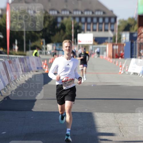 03.10.2025 - Köhlbrandbrückenlauf Jannik Wohlers http://msf.ph/oto/9082207 03.10.2025 12:51:17 Ziel 6047 meine-sportfotos.de