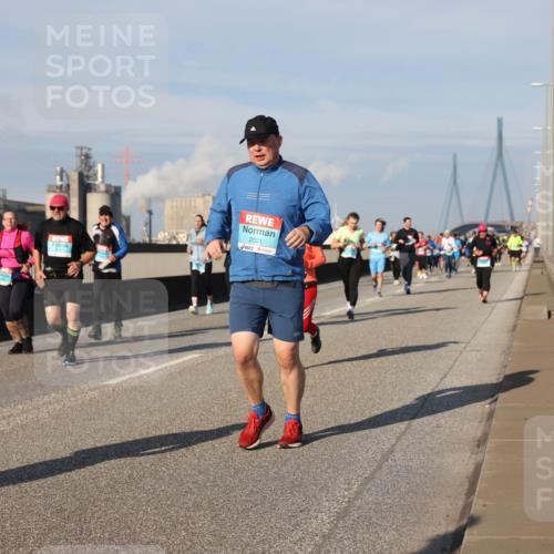 03.10.2025 - Köhlbrandbrückenlauf Lena Gebhardt http://msf.ph/oto/9082209 03.10.2025 10:04:29 Position 2 2001 meine-sportfotos.de