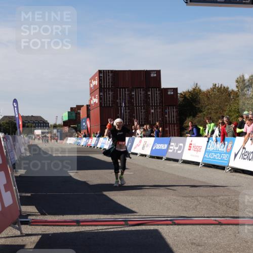 03.10.2025 - Köhlbrandbrückenlauf Lena Gebhardt http://msf.ph/oto/9082216 03.10.2025 13:48:19 Ziel 4824, 5735, 6164, 6165 meine-sportfotos.de