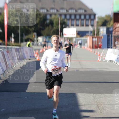 03.10.2025 - Köhlbrandbrückenlauf Jannik Wohlers http://msf.ph/oto/9082223 03.10.2025 12:51:17 Ziel 6047 meine-sportfotos.de