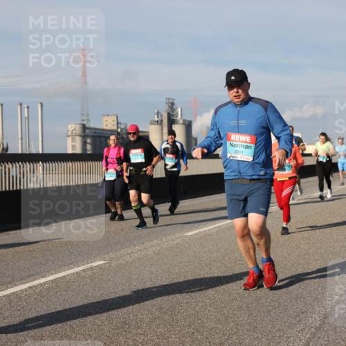 03.10.2025 - Köhlbrandbrückenlauf Lena Gebhardt http://msf.ph/oto/9082224 03.10.2025 10:04:29 Position 2 2001 meine-sportfotos.de