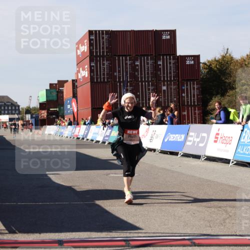 03.10.2025 - Köhlbrandbrückenlauf Lena Gebhardt http://msf.ph/oto/9082232 03.10.2025 13:48:20 Ziel 4824, 5735, 6164, 6165 meine-sportfotos.de