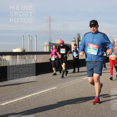 03.10.2025 - Köhlbrandbrückenlauf Lena Gebhardt http://msf.ph/oto/9082233 03.10.2025 10:04:30 Position 2 2001 meine-sportfotos.de