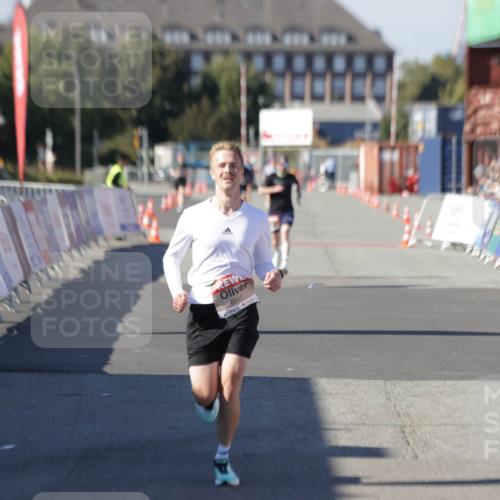 03.10.2025 - Köhlbrandbrückenlauf Jannik Wohlers http://msf.ph/oto/9082236 03.10.2025 12:51:17 Ziel 6047 meine-sportfotos.de
