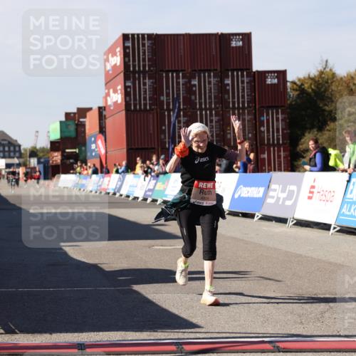 03.10.2025 - Köhlbrandbrückenlauf Lena Gebhardt http://msf.ph/oto/9082248 03.10.2025 13:48:20 Ziel 4824, 5735, 6164, 6165 meine-sportfotos.de