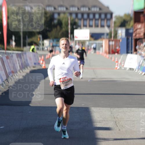 03.10.2025 - Köhlbrandbrückenlauf Jannik Wohlers http://msf.ph/oto/9082249 03.10.2025 12:51:17 Ziel 6047 meine-sportfotos.de