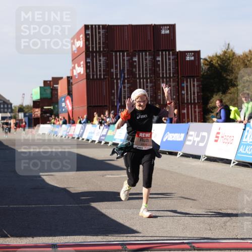 03.10.2025 - Köhlbrandbrückenlauf Lena Gebhardt http://msf.ph/oto/9082261 03.10.2025 13:48:20 Ziel 4824, 5735, 6164, 6165 meine-sportfotos.de
