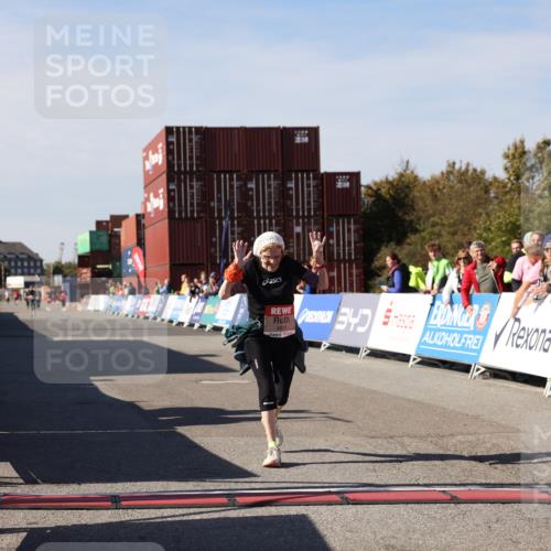 03.10.2025 - Köhlbrandbrückenlauf Lena Gebhardt http://msf.ph/oto/9082275 03.10.2025 13:48:20 Ziel 4824, 5735, 6164, 6165 meine-sportfotos.de