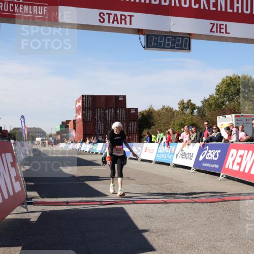 03.10.2025 - Köhlbrandbrückenlauf Lena Gebhardt http://msf.ph/oto/9082286 03.10.2025 13:48:21 Ziel 4824, 5735, 6164, 6165 meine-sportfotos.de