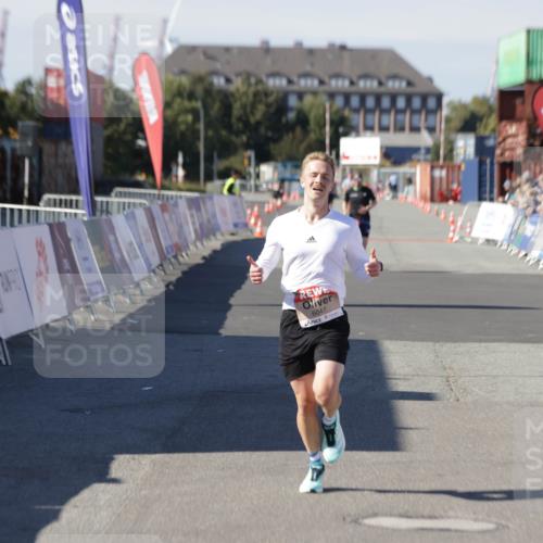 03.10.2025 - Köhlbrandbrückenlauf Jannik Wohlers http://msf.ph/oto/9082293 03.10.2025 12:51:18 Ziel 6047 meine-sportfotos.de