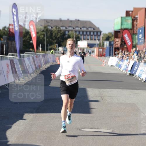 03.10.2025 - Köhlbrandbrückenlauf Jannik Wohlers http://msf.ph/oto/9082341 03.10.2025 12:51:19 Ziel 6047 meine-sportfotos.de