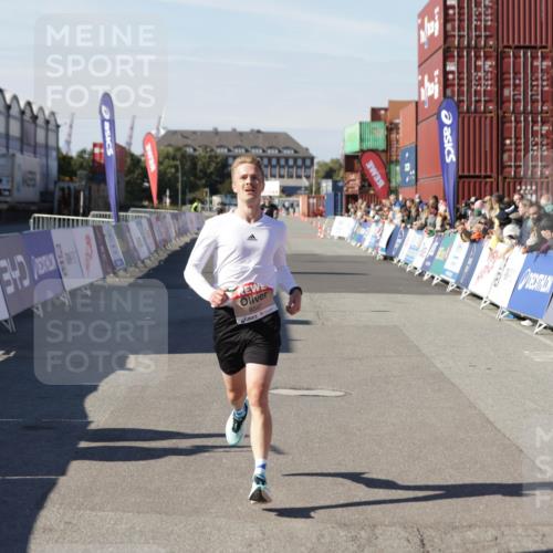 03.10.2025 - Köhlbrandbrückenlauf Jannik Wohlers http://msf.ph/oto/9082409 03.10.2025 12:51:20 Ziel 6047 meine-sportfotos.de