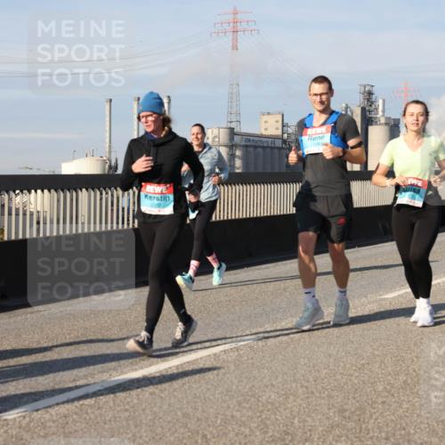 03.10.2025 - Köhlbrandbrückenlauf Lena Gebhardt http://msf.ph/oto/9082411 03.10.2025 10:04:33 Position 2 374 meine-sportfotos.de