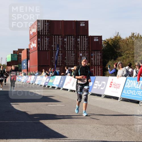 03.10.2025 - Köhlbrandbrückenlauf Lena Gebhardt http://msf.ph/oto/9082419 03.10.2025 13:48:46 Ziel 5581 meine-sportfotos.de