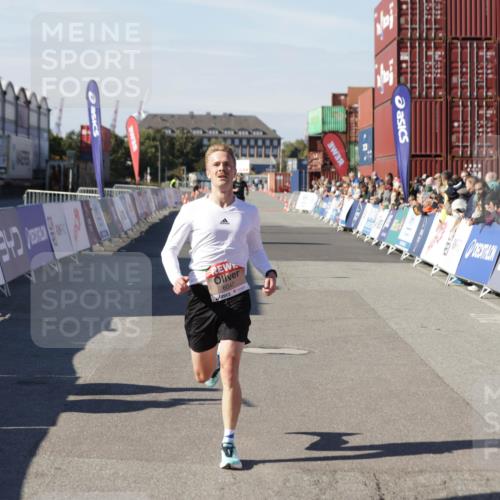 03.10.2025 - Köhlbrandbrückenlauf Jannik Wohlers http://msf.ph/oto/9082424 03.10.2025 12:51:20 Ziel 6047 meine-sportfotos.de