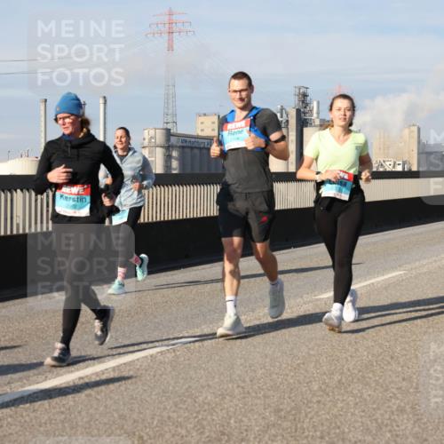 03.10.2025 - Köhlbrandbrückenlauf Lena Gebhardt http://msf.ph/oto/9082433 03.10.2025 10:04:33 Position 2 2374 meine-sportfotos.de