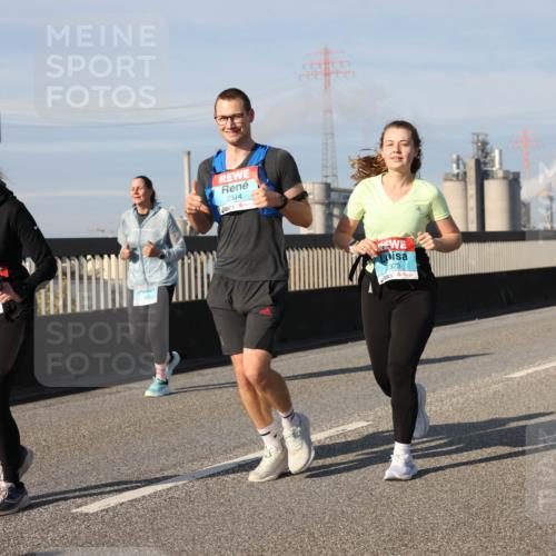 03.10.2025 - Köhlbrandbrückenlauf Lena Gebhardt http://msf.ph/oto/9082463 03.10.2025 10:04:34 Position 2 2562, 2374, 2373 meine-sportfotos.de