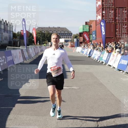 03.10.2025 - Köhlbrandbrückenlauf Jannik Wohlers http://msf.ph/oto/9082469 03.10.2025 12:51:20 Ziel 6047 meine-sportfotos.de