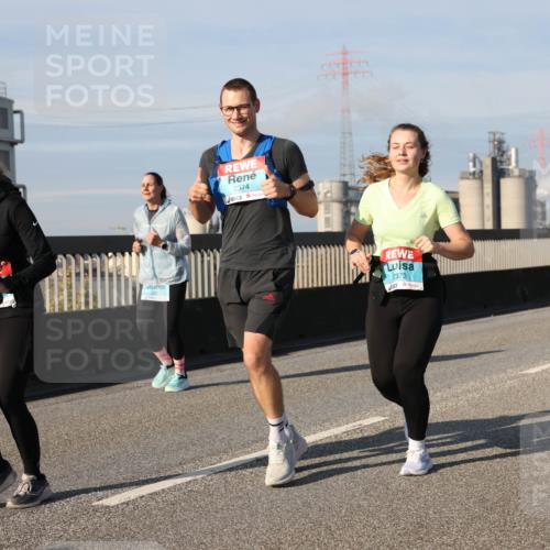 03.10.2025 - Köhlbrandbrückenlauf Lena Gebhardt http://msf.ph/oto/9082472 03.10.2025 10:04:34 Position 2 25, 2374, 2373 meine-sportfotos.de